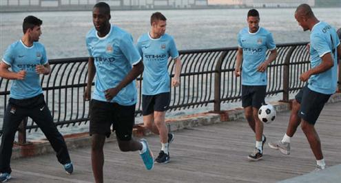 نجوم مانشستر سيتي يستعرضون بالكرة في شوارع نيويورك